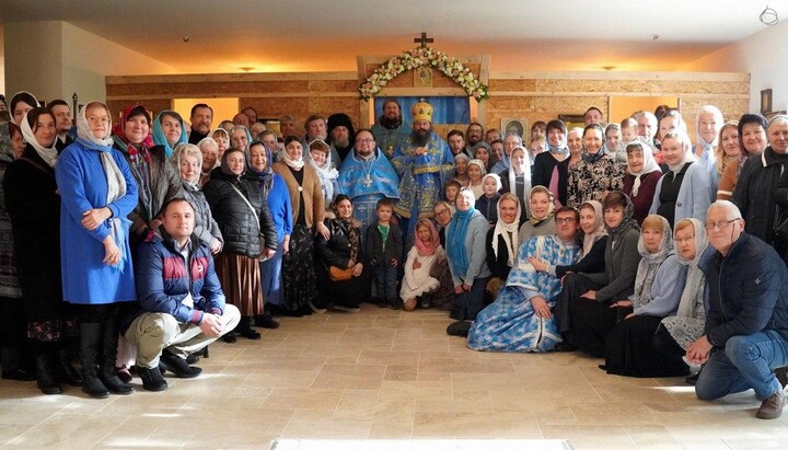 Gemeinde mit dem Klerus. Foto: Telegram-Kanal der Eparchie