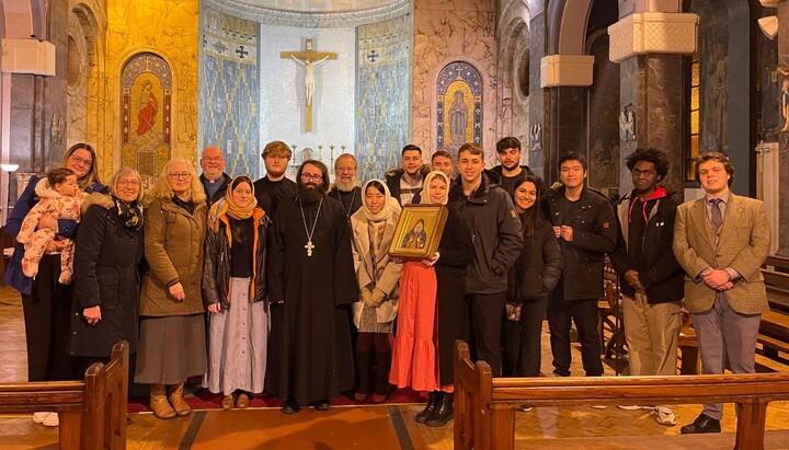 Erzpriester Paul Elliott und Priester Alban Illingworth leiten die erste Vesper der neuen St.-Gabriel-Mission in Liverpool – ein Beginn im Geist des Heiligen Gabriel von Georgien. Foto: Diözese