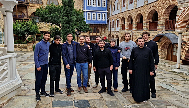 Junge ATORG-Mitglieder besuchen mit Priester Athanasie Ulea Athos-Klöster und erleben das orthodoxe Mönchsleben hautnah.