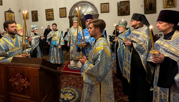 Die Kirche des Heiligen Sergius von Radonesch in Berlin-Karlshorst war zum Fest der Kasaner Ikone der Gottesmutter Ort eines feierlichen Bischofsgottesdienstes unter Leitung von Erzbischof Tichon von Rusa. Foto: Diözese