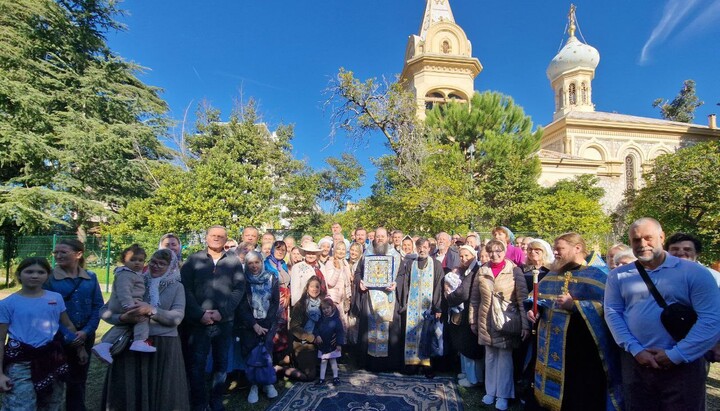 Versammelte Gemeinde mit der Ikone. Foto: ROCOR 