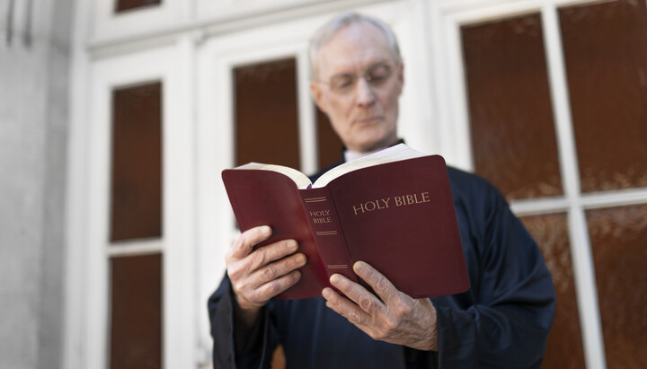 An britischen Universitäten sorgen Warnhinweise vor „verstörenden Bibelstellen“ für eine Debatte über Zensur und Religionsfreiheit.