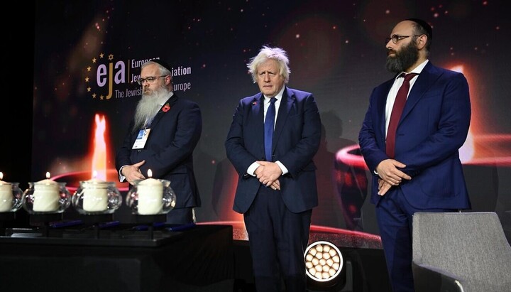 Rabbi Daniel Walker (links), Boris Jognson und Rabbi Menachem Margolin gedenken der jüdischen Terroropfer. Foto: JNS