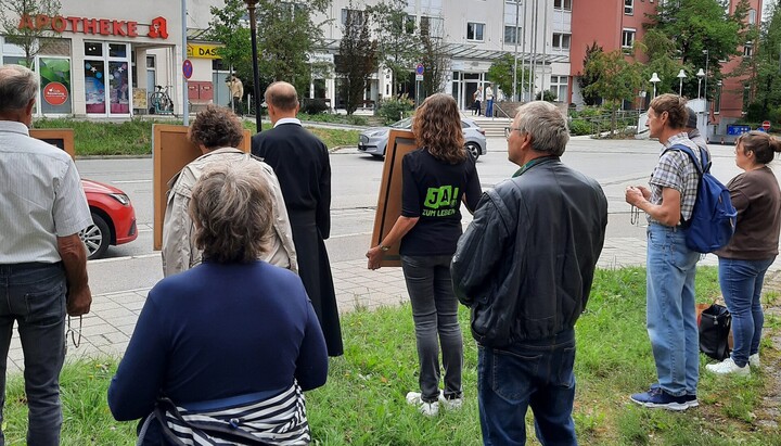 Teilnehmer einer stillen Gebetswache in Regensburg – Gerichte bestätigen ihr Recht auf friedliche Religionsausübung auch vor Abtreibungseinrichtungen. Foto: ADF