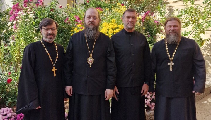 Gemeinsame Liturgie in Menton, Frankreich: Bischof Irenei (2. v. l.) mit Priester Pavel Golynsky aus Basel (l.), Gemeindepriester Evgeny Nikitin (r.) und Diakon Oleg Petrov. Foto: Diözese