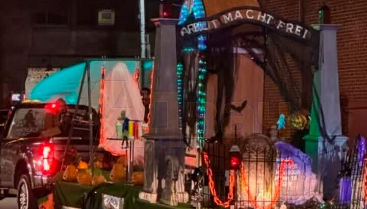 In den USA stellte katholische Schule zu Halloween Tor vom KZ Auschwitz auf