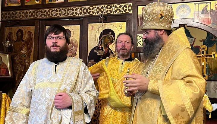 Bischof Hiob mit Sebastian Schmitt vor dem Altarraum. Foto: ROKA