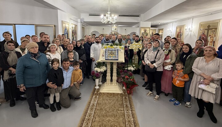 Bischof Irenei segnete in Rom die junge Gemeinde mit der wundertätigen Gottesmutterikone von Kursk und rief die Gläubigen zu beständigem Glauben und Einheit auf. Foto: Diözese