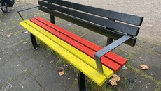 In Heerdt wurde eine Regenbogenbank beschmiert 