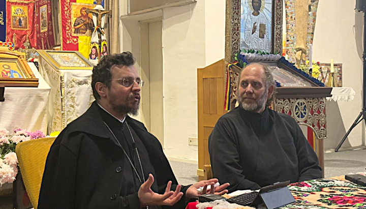 Priester Athanasie Ulea (l.) mit Gemeindepriester Dr. Sorin Emanuel Bugner während des Vortrags in Linz. Foto: Gemeinde