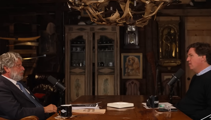 Robert Amsterdam und Tucker Carlson. Foto: Bildschirmaufnahme aus dem Video von Tucker Carlson