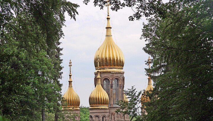 Die Archivunterlagen der Deutschen Diözese der Russischen Auslandskirche in München sind ebenso Zeugnis russisch-orthodoxer Präsenz in Deutschland wie historische Kirchenbauten (o.: Wiesbaden) und lebendige Gemeinden.