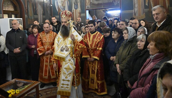 Patriarch Daniil zelebrierte die Patriarchale Liturgie und vollzog die feierliche Wassersegnung im Kloster „St. Mina“. Foto: Patriarchat
