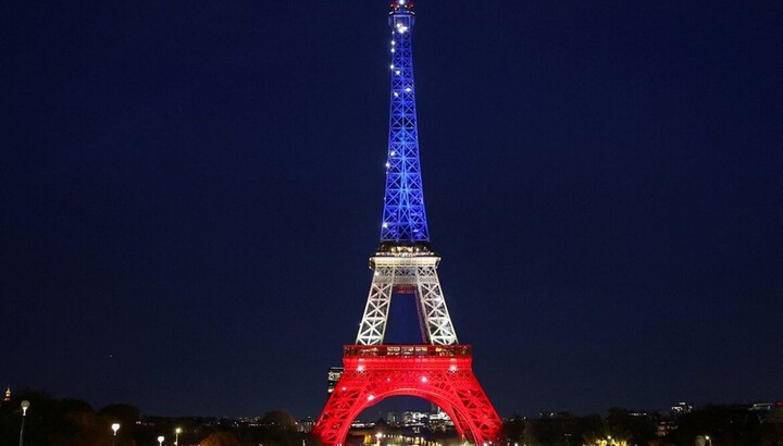 Der Eiffelturm erstrahlt in den Nationalfarben um an den Anschlag vom 13. November 2015 zu erinnern. Foto: OSV News/Abdul Saboor, Reuters