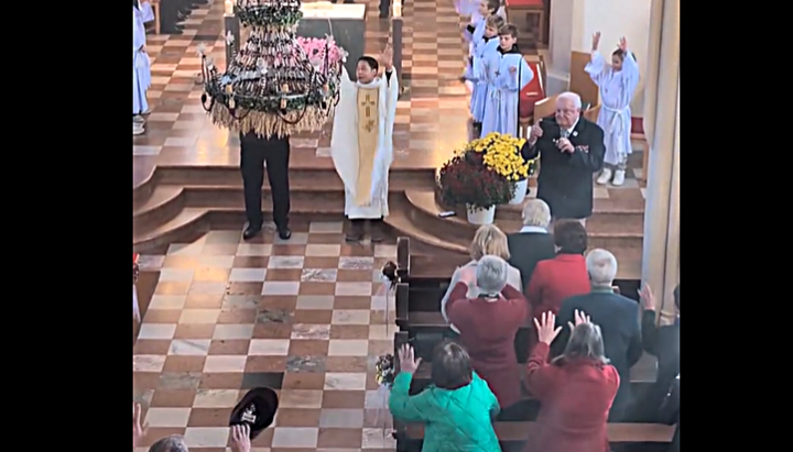 Tanzszene während der Allerheiligen-Messe in St. Stefan ob Stainz: Ein Video der Aktion von Vikar Anton Nguyen löste österreichweit Diskussionen aus.