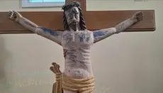 Eine 200 Jahre alte Jesus-Figur wurde in Hessen beschmiert 