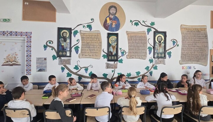Schüler beim lesen der Bibel. Foto: Basilica.ro