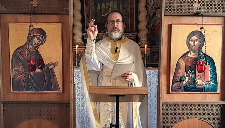 Priester Matthias Zierenberg zelebriert sonntags in der Dreifaltigkeitskapelle an der Lubentiuskirche in Limburg-Dietkirchen. Foto: Screenshot YouTube