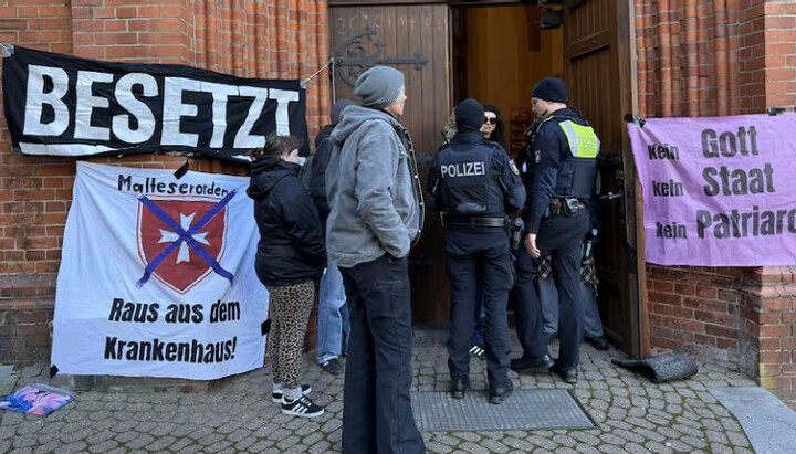 Polizei und Passanten vor der besetzten Kirche. Foto: Kieler Nachrichten