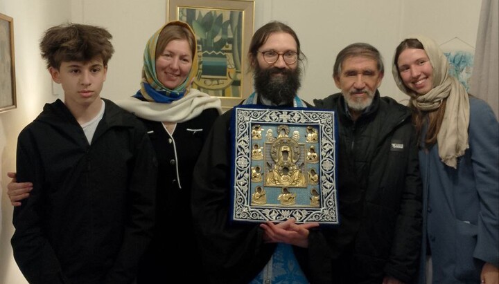 Gläubige der ROKA in Mettingham verehren die wundertätige Kursker Ikone der Gottesmutter während ihrer Reise durch England. Foto: Diözese.
