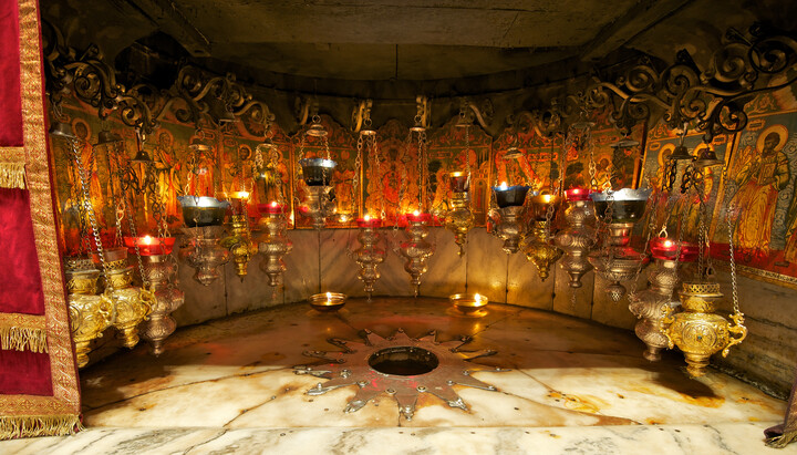 Der Stern in der Geburtsgrotte markiert die traditionelle Geburtsstelle Jesu Christi. Foto: Wikipedia/Dirk D.