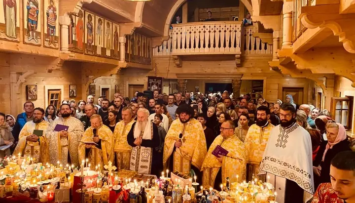 Metropolit Serafim mit Pfarrer Dumitru Viezuanu, den Geistlichen und zahlreichen Gemeindemitgliedern beim Pfarrfest der Salzburger Erzengel-Pfarrei. Foto: Gemeinde