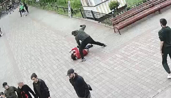 Prügelattacke auf einen Priester durch Kämpfer der OKU vor der Heilig-Geist-Kathedrale in Czernowitzi. Foto: UOJ