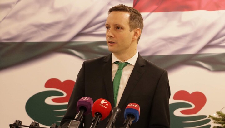 Ungarns Staatssekretär Tristan Azbej erklärte, wie das Programm „Hungary Helps“ verfolgten Christen weltweit Soforthilfe, Wiederaufbau und Bildungsprojekte bietet.