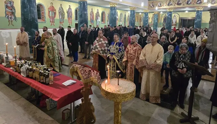 Die Gemeinde in Würzburg feiert die heilige Ölung, bei der die Gläubigen mit gesalbtem Öl die heilende und stärkende Gnade Christi empfangen. Foto: Gemeinde