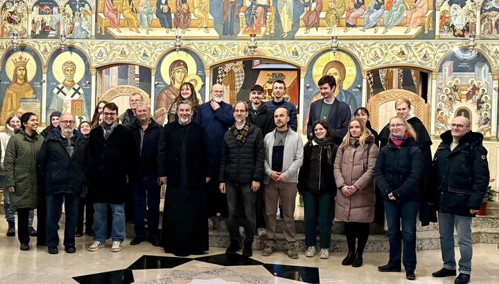 Studenten der Universität Wien mit Prof. Thomas Mark Németh und Priester Emanuel Nuțu während ihres Besuchs in der rumänisch-orthodoxen Kirche „St. Stephan der Große“ in Wien. Foto: Gemeinde