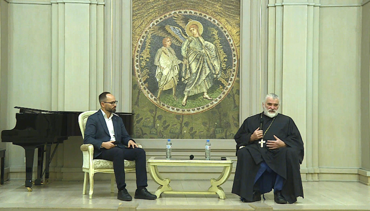 Erzpriester André Sikojev sprach in Moskau über die Entwicklung der deutschen ROKA-Diözese und die Bedeutung des kirchlichen Lebens für Gläubige in Westeuropa.