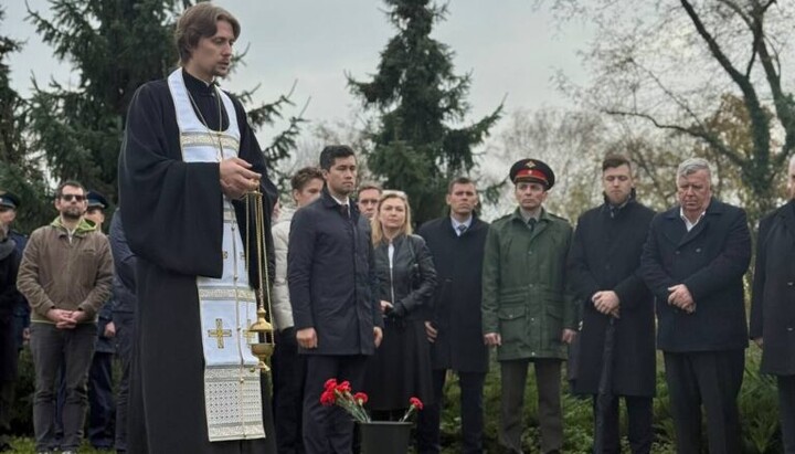 Priester Oleg Beltek sprach bei der Beisetzung die Gebete für die gefallenen Soldaten. Foto: Patriarchat