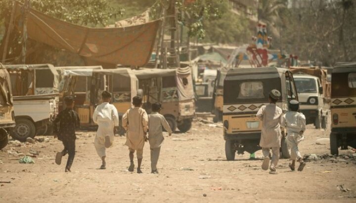 Kinder auf der Straße in Pakistan. Foto: jesus.ch