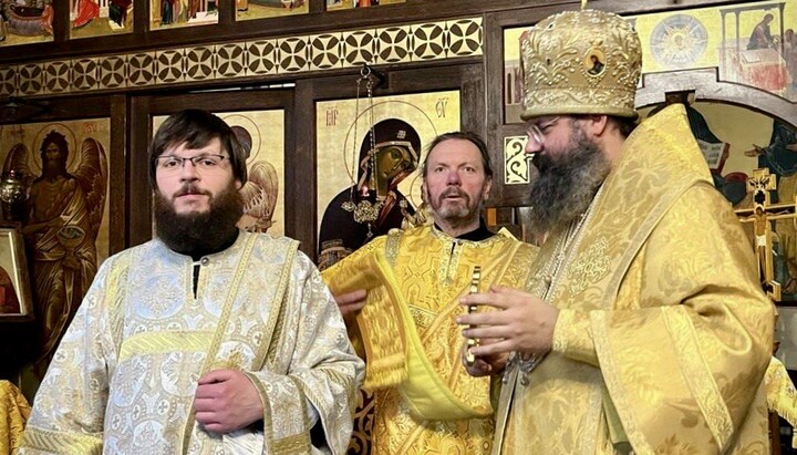 Die Diakone Nikolai Momsikoff und Sebastian Schmitt (l. mit Bischof Hiob r.) absolvierten ihren Einführungsdienst im Kloster des hl. Hiob von Počaev in München. Foto: Kloster