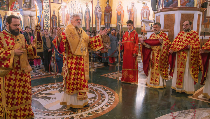 Metropolit Grigorije bei der Heiligen Liturgie in der Auferstehungskathedrale von Podgorica, begleitet von mehreren Erzpriestern. Foto: Eparchie