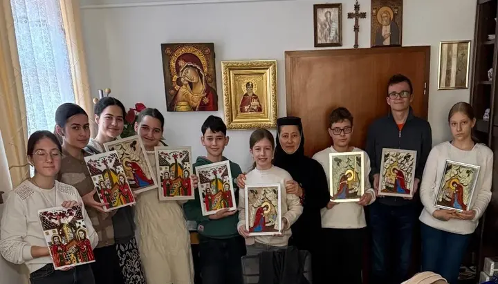 Kinder der Pfarrschule „Emaus“ gestalten unter Anleitung von Stavrophora Marina Muntean farbenfrohe Glasikonen zur Geburt Christi. Foto: Gemeinde