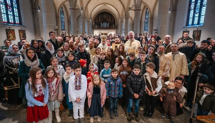 Metropolit Serafim spendet den Gläubigen der Pfarrei „St. Paisie de la Neamț“ in Gütersloh den Segen während des Festgottesdienstes. Foto: Gemeinde