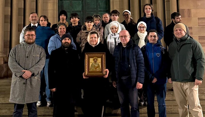 Jugendliche der Luxemburger ROKA-Gemeinde und Erzpriester Ioann Grigoriță vor der Basilika des heiligen Willibrord in Echternach während ihrer jährlichen Wallfahrt. Foto: Gemeinde