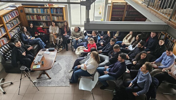 Jugendliche aus mehreren Münchner Gemeinden tauschten sich im Kirchenzentrum über den Umgang mit Emotionen aus. Foto: Gemeinde