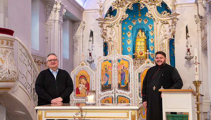 Katholischer und rumänisch-orthodoxer Pfarrer in der Dyckburg-Kirche. Foto: Bistum-Münster