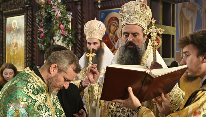 Patriarch Daniil predigt anlässlich des Festes des Heiligen Clemens von Ohrid in der voll besetzten Kirche von Ljulin/Sofia. Foto Patriarchat