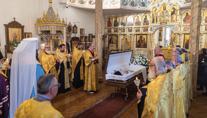 Klerus und Gläubige naehmen in der Synodalkathedrale Abschied von Protodiakon Nicolas Mokhoff. Foto: Diözese