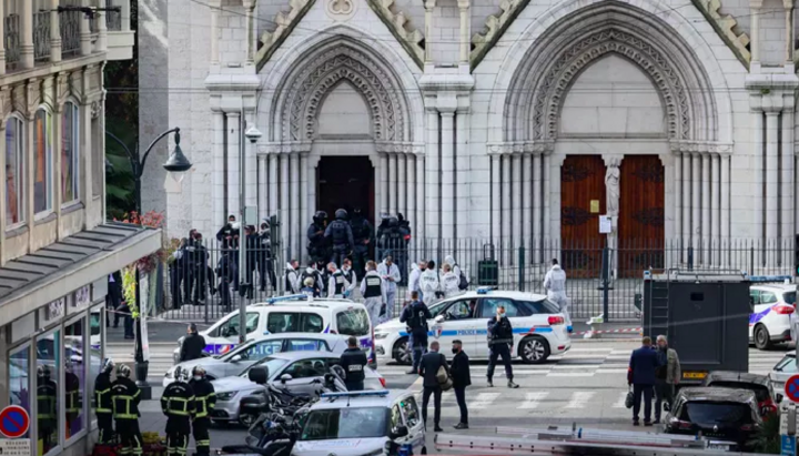 Polizei vor der Kirche Notre-Dame-de-l'Assomption in Nizza nach dem Terroranschlag eines islamistischen Terroristen, bei dem am 29. Oktober 2020 drei Menschen ums Leben kamen. Foto: Le Figaro