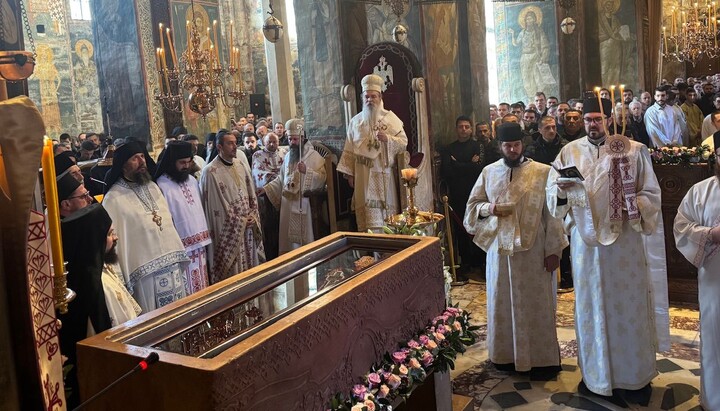 Hunderte Gläubige versammelten sich im Kloster Visoki Dečani an den Reliquien des heiligen Königs Stefan. Foto: Patriarchat
