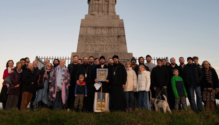 Die wundertätige Kursker Ikone der Gottesmutter während der Wallfahrt an historischen Stätten des heiligen Patrick nahe Belfast. Foto: Diözese