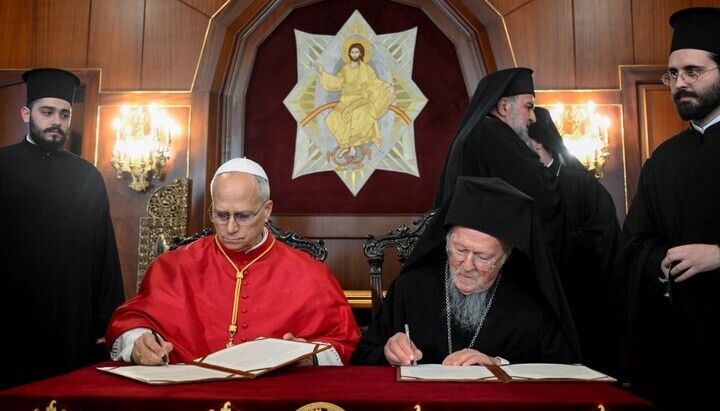 Patriarch Bartholomäus von Konstantinopel und Papst Leo XIV. unterzeichnen eine Erklärung. Foto: vaticannews