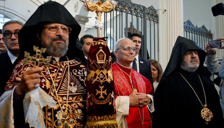 Patriarch Sahak II und Papst Leo XIV in der Armenischen Apostolischen Kathedrale. Foto: Vatican News