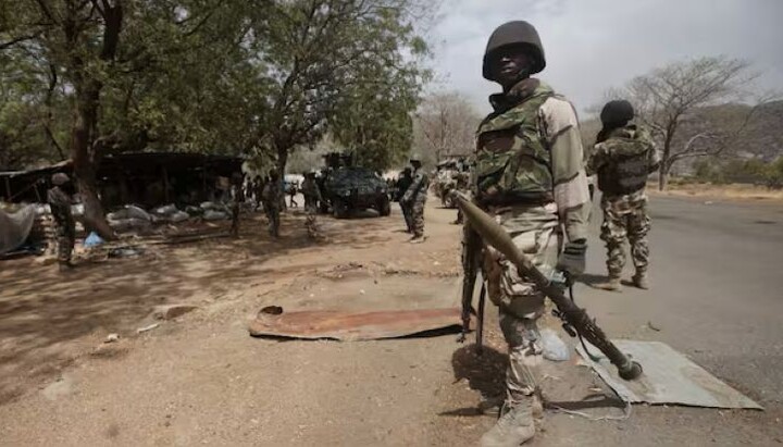 Soldat am checkpoint in Gwoza, Nigeria. Foto: firstpost