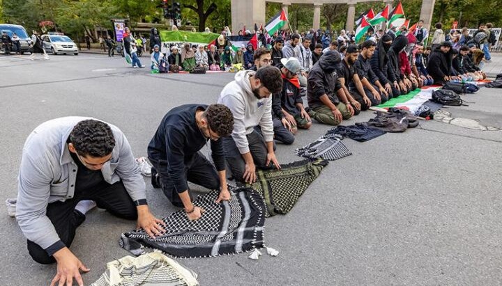 Moslems beten außerhalb der McGill University während eines anti-Israel protests in Montreal. Foto: msn