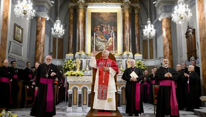 Pope Leo XIV hält eine Predigt in der Kathedrale des Heiligen Geistes in Istanbul. Foto: aciafrica